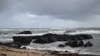 İzlanda 'da kayalıklı deniz manzarası