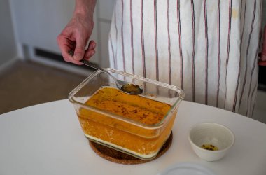 Ev mutfağında yağ pişirme işlemi