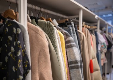 Eskici dükkanındaki askılarda çeşitli giyim çeşitleri.