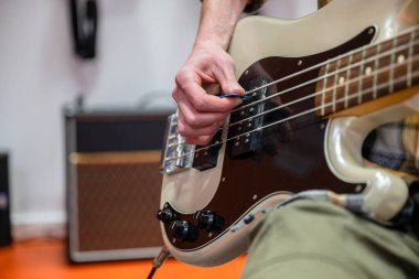 Kayıt stüdyosunda elektro gitar çalan adam.