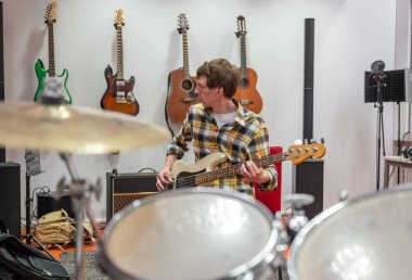 Kayıt stüdyosunda gitar çalan adam.