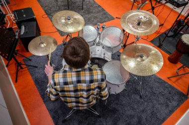 Ses geçirmez kayıt stüdyosunda davul çalan adam.