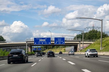 Hamburg, Almanya - 7 Temmuz 2024: Yön işaretli ve hareket eden arabalı Alman otoyolu. 