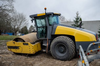 Sarı yol silindiri inşaat alanına park edilmiş.. 