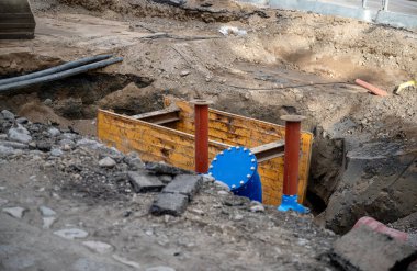 Yeraltı boru hattı inşaatı siper kıyısı ve mavi valf açıkta.. 