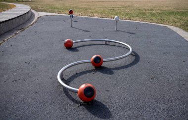 Plastik yüzey üzerinde metal kıvrımları ve renkli küreleri olan eşsiz bir oyun alanı yapısı. 