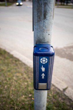 Yaya geçidi düğmesi yol kenarındaki metal bir direğe monte edilmiş.. 
