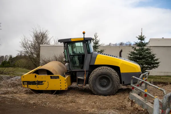 Sarı yol silindiri inşaat alanına park edilmiş.. 