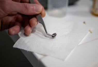 El ele tutuşan cımbızlar tıbbi ya da veteriner ortamında büyük kene, parazit temizleme kavramı.