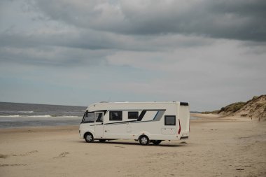 Danimarka 'nın kuzey kıyısındaki karavan karavanı. Karavanla tatil gezisi.