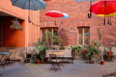 Helsinki, Finlandiya 'da asılı şemsiyeli ve saksı bitkilerli rahat bir avlu.