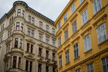 Süslü cepheli ve sarı köşeli manzaralı tarihi Avrupa mimarisi, Viyana, Avusturya. 