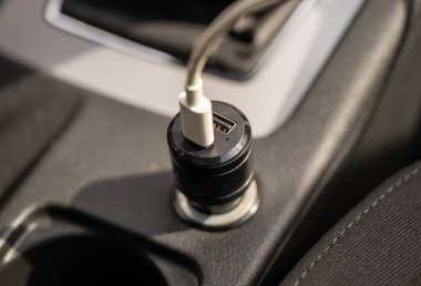 USB şarj cihazının yakın plan görüntüsü arabalara yerleştirilmiş çakmak, cep telefonu şarjını gösteriyor