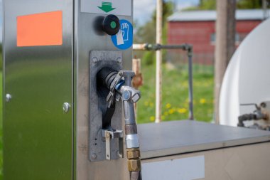 Kırsal alanda büyük depolama tankı olan propan benzin istasyonu . 