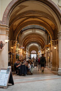 Viyana, Avusturya, 30 Mayıs 2025: İnsanlar Viyana 'da kemerleriyle tarihi atari salonunda yemek yiyor ve geziniyorlar . 
