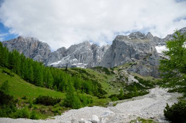 Avusturya Alplerinde dramatik dağ zirveleriyle çevrili Rocky Alp Vadisi. 