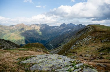 Avusturya Alpleri 'ndeki engebeli dağ tepeleri ve dağlık vadilerin panoramik manzarası. 
