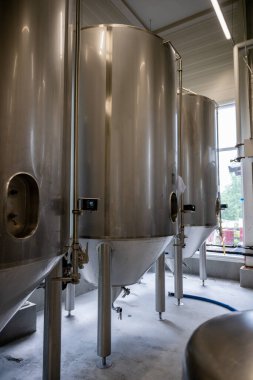 Bira imalathanesinde modern paslanmaz çelik imalat ekipmanları.. 
