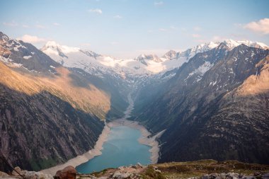 Gün batımında dağlarla çevrili Alp rezervuarı.. 