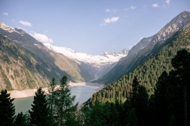 Avusturya Alplerinde buzul ve dağ gölü manzarası. 