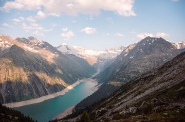 Avusturya Alplerinde buzul ve dağ gölü manzarası