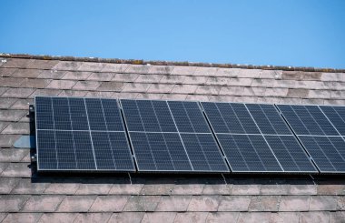 Güneşli havalarda konut evinin çatısına güneş panelleri yerleştirildi. 