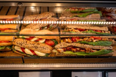 Fırın vitrininde çeşitli sandviçler sergileniyor.. 