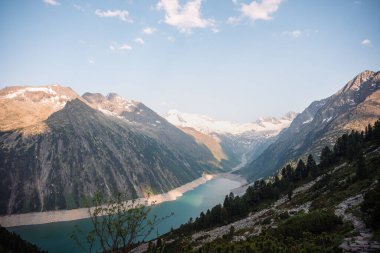 Buzul kaplı dağları ve yazın yemyeşil yamaçları olan Alp Gölü