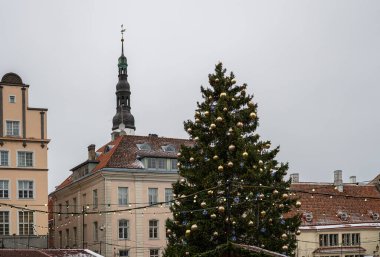 Eski kasaba meydanında altın mücevherlerle süslenmiş Noel ağacı.. 