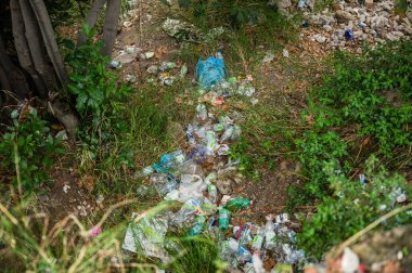 Roma, İtalya 25 Eylül 2025. Plastik atıklar ve çöpler Roma 'nın yeşil doğal alanındaki zemini kirletiyor.
