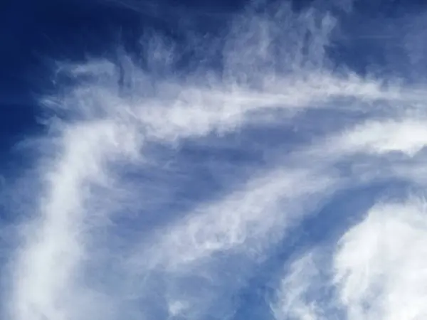 斑纹是云纹 常常发生在好日子 天空是蓝色的 天空云彩 云彩类型 蓝色的背景 蓝色的天空 — 图库照片