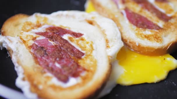Huevo Salchichas Fritos Medio Una Rebanada Pan Tostado También Conocido — Vídeo de stock