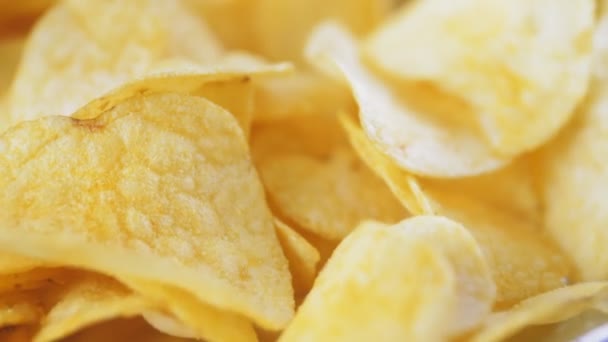 Ligt Een Berg Chips Tafel Gouden Chips Close Veel Junkfood — Stockvideo