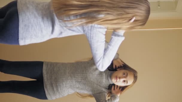 소녀가 앞에서 머리를 있습니다 머리의 자신을 거울에 모습으로 비디오는 수직으로 — 비디오