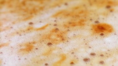Kahve köpüğü yakın plan. Kapuçino köpüğü, köpüklü köpük, makro video. Yüksek kalite 4k görüntü