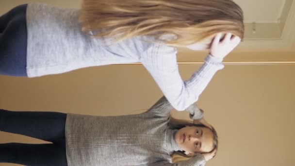 Дівчинка Підліток Стоїть Перед Дзеркалом Випрямляє Волосся Підліток Довгим Волоссям — стокове відео