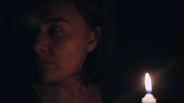 Μια Λευκή Γυναίκα Ένα Σκοτεινό Δωμάτιο Ένα Κερί Στα Χέρια — Αρχείο Βίντεο