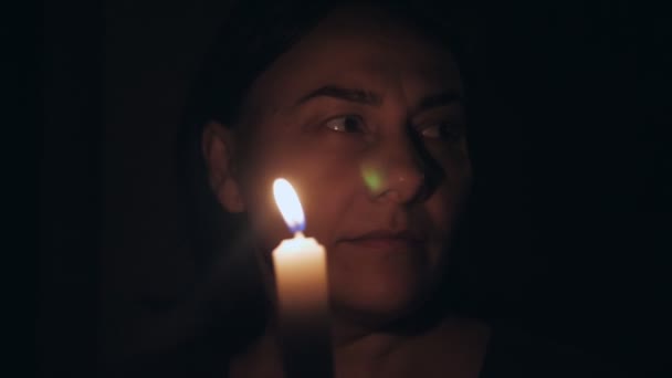 Μια Λευκή Γυναίκα Ένα Σκοτεινό Δωμάτιο Ένα Κερί Στα Χέρια — Αρχείο Βίντεο
