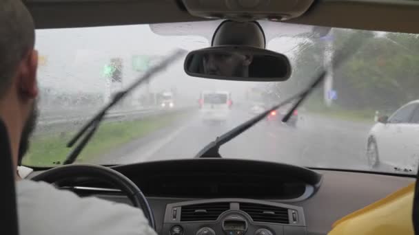 Hombre Caucásico Barbudo Conduce Coche Largo Carretera Cuando Llueve Hombre — Vídeo de stock