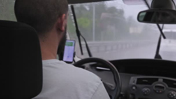 Biały Mężczyzna Brodą Jeździ Samochodem Wzdłuż Autostrady Kiedy Pada Deszcz — Wideo stockowe