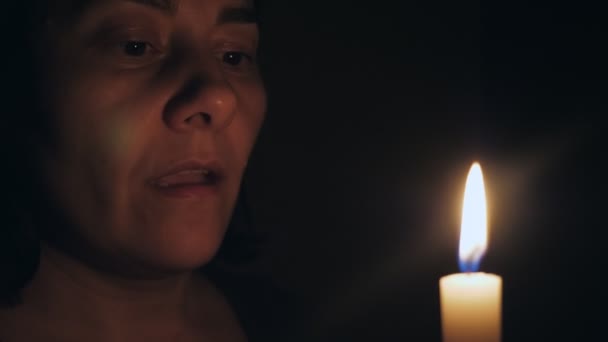 Beyaz Bir Kadın Yanan Bir Mumun Önünde Dururken Dua Ediyor — Stok video