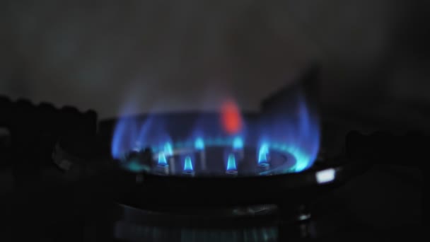 煤气炉在一间黑暗的房间里关闭 煤气炉用完了 从气体燃烧器中熄灭蓝色火焰 高质量的4K镜头 — 图库视频影像