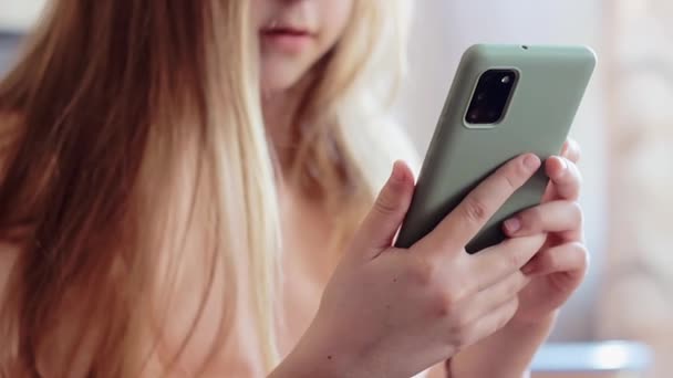Teenager Blond Girl Leser Beskjeder Portrettjente Med Smarttelefon Søker Nettet – stockvideo