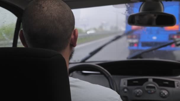 Ein Kaukasischer Bärtiger Mann Fährt Bei Regen Mit Einem Auto — Stockvideo