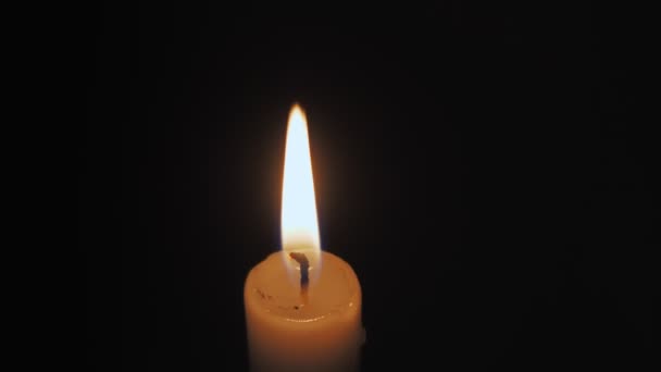 Zblízka Hořící Svíčka Tmavé Místnosti Osvětluje Prostor Kolem Plamen Svíčky — Stock video