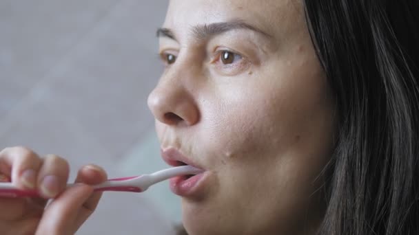 Σκούρα Μαλλιά Καυκάσια Γυναίκα Βουρτσίζει Δόντια Της Ενώ Στέκεται Στο — Αρχείο Βίντεο