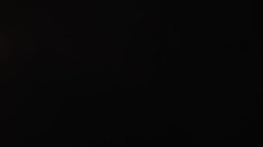 Yüzeyde çiğ, sarı boru şeklinde bir makarna yığını var. Masada büyük miktarlarda çiğ makarna tüyü var. Yüksek kalite 4k görüntü