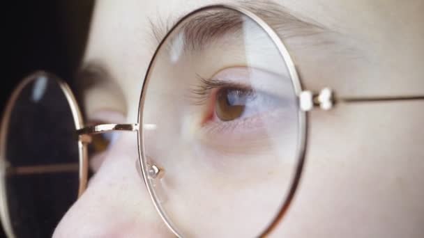 Nastolatka Okrągłych Okularach Złotym Brzegiem Spogląda Kosmos Słodka Dziewczyna Brązowymi — Wideo stockowe