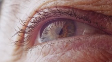 Erkek gözü, makro çekim. Adam uzaya bakıyor. Biyometrik tarama ve yüz tanıma sistemli güvenlik için yakın çekim. Yüksek kalite 4k görüntü