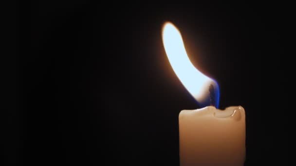 Ένα Αναμμένο Κερί Κοντά Ένα Σκοτεινό Δωμάτιο Φλόγα Από Κερί — Αρχείο Βίντεο